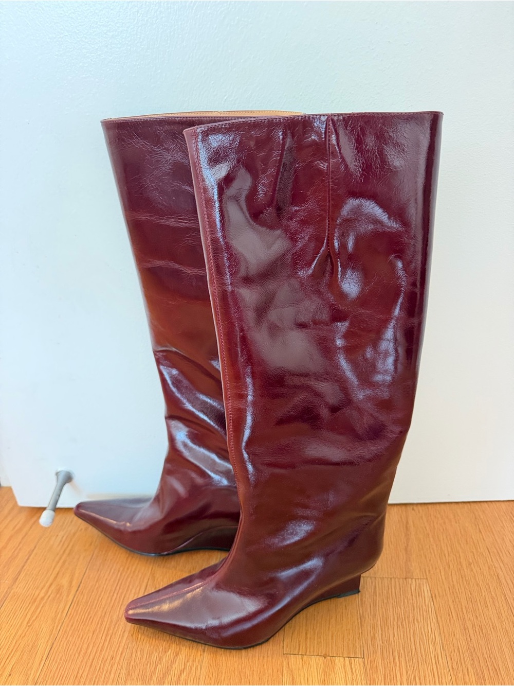 Women’s Tall Pointed-Toe Knee Boots in Burgundy - Picture 6 of 7